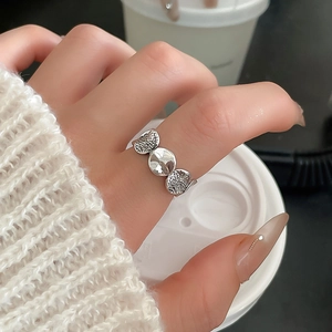 Detail eines silbernen asymmetrischen Blumenrings mit Hammerschlag und Blattadern