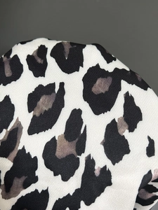 Cardigan da donna con stampa leopardata, bordi a contrasto e bottoni in metallo