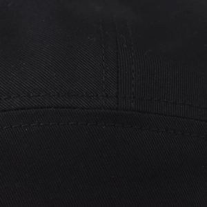 Primer plano de sarga de algodón negra que muestra costuras de doble aguja en una gorra