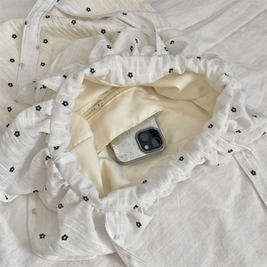 Détail de l'intérieur du sac cabas en toile avec poche zippée et doublure jaune pâle