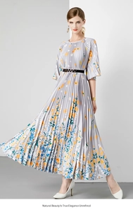 Detail van grijze geplooide maxi-jurk met bloemenprint en een zwarte tailleriem