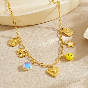 Collier doré avec pendentifs cœur, perle smiley et cristal sur chaîne maille jante
