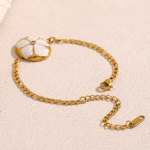 Elegantes 18K vergoldetes Edelstahlarmband mit weißer Emailleblume und kleinem Diamanten