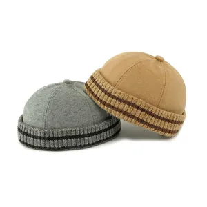 Minimalistische Strickmützen in Grau und Khaki mit Streifen für den Herbst-Look