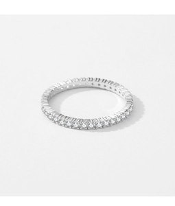 Gros plan d'une bague éternité en argent 925 avec pavé de diamants brillants