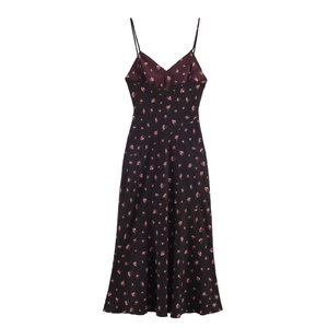 Robe midi noire à fleurs roses avec fines bretelles et décolleté en V élégant
