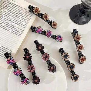 Dettaglio di sei fermagli per capelli a becco d'anatra con fiori di strass colorati