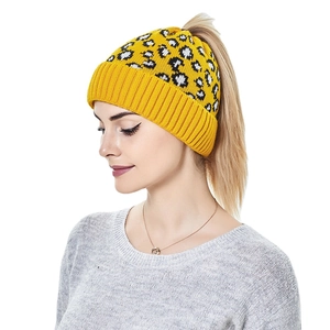 Bonnet en maille léopard jaune pour femme avec ouverture queue de cheval pour l'hiver