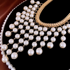Collier multi-rangs doré avec pampilles en perles d'imitation sur support noir