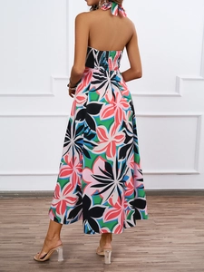Détail du dos nu de la robe longue dos nu avec imprimé floral de style tropical