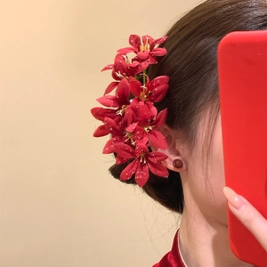 Épingle à cheveux fleurie chinoise rouge en tissu avec perles de rosée pour coiffure de fête