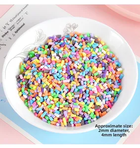 Gros plan de vermicelles colorés en pâte polymère 2x4mm pour décoration de gâteaux DIY