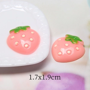 Makroaufnahme der 1,7x1,9 cm großen Erdbeeren aus Harz für DIY-Schmuck und Handwerk