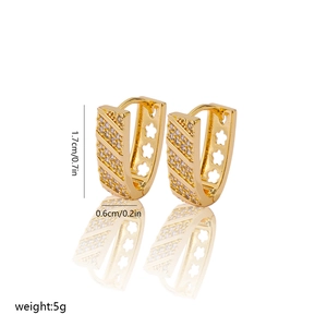 Detail of V-shaped gold hoop earrings with zircon pavé and floral cut-out design