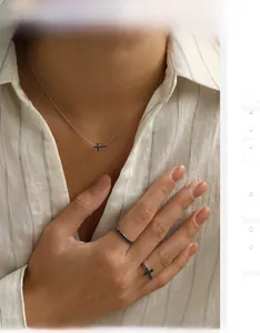 Ensemble de collier et bagues en argent S925 avec diamants bleus et croix sur modèle