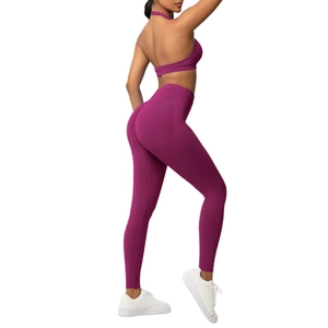 Set yoga due pezzi con reggiseno allacciato al collo e leggings a vita alta magenta