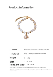 Detailansicht von Opalperlenarmband mit Goldakzenten und Strass-Kugelanhänger