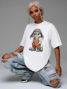 Λευκό βαμβακερό T-shirt με τύπωμα κουνέλι και γαλάζιο τζιν με σκισίματα για το καλοκαίρι