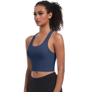 Gros plan du haut de yoga bleu marine sans couture avec larges bretelles et col en U