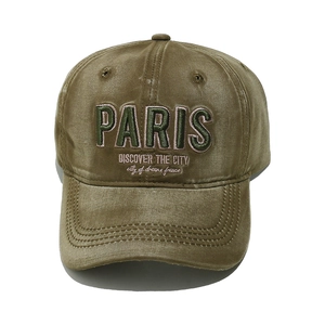 Vue de dessus d'une casquette en coton vert olive délavé avec broderie PARIS vintage