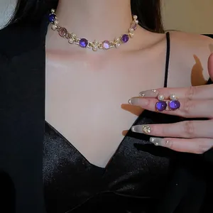Parure de bijoux vintage avec gemmes violettes et perles incluant collier et boucles