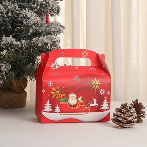 Vue détaillée de la boîte cadeau rouge de Noël avec motif Père Noël et poignée découpée
