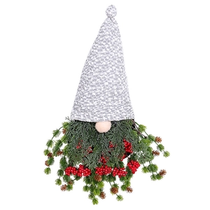 Couronne de gnome de Noël avec baies rouges et épines de pin pour décoration de porte