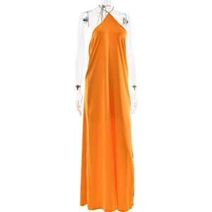 Détail de la robe longue en satin orange à dos nu avec coupe ajustée et fente latérale