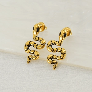 Détails de boucles d'oreilles serpent dorées avec émail noir et yeux verts