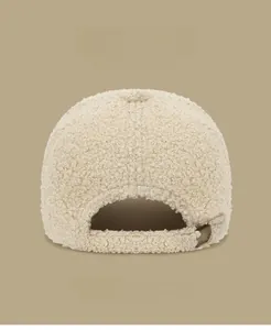 Détail arrière de la casquette baseball en polaire teddy avec boucle en métal réglable