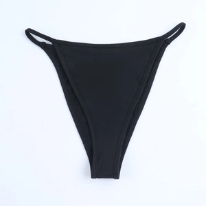 Détail à plat d'un body en dentelle noire avec de fines bretelles et un design ajouré