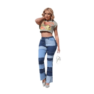 Ensemble mode avec haut court graphique gris et jean évasé patchwork à taille haute