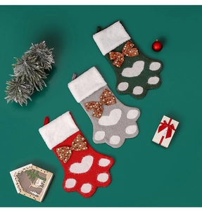 Gros plan de chaussettes de Noël en forme de patte de chien avec fourrure blanche