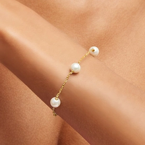 Minimalist s925 silver pearl bracelet featuring three white pearls on a gold metal chain