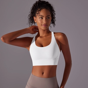 Primo piano dettagliato di un reggiseno sportivo bianco da yoga con spalline larghe e opache