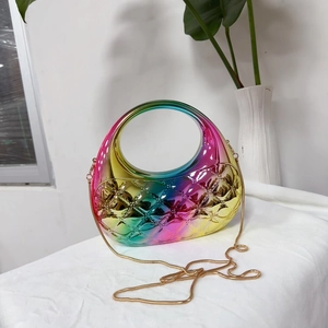 Détail du sac nuage arc-en-ciel métallique avec motif losanges et chaîne serpent dorée