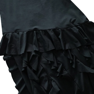 Détail des volants noirs élégants et de la texture du tissu sur l'ourlet de la robe