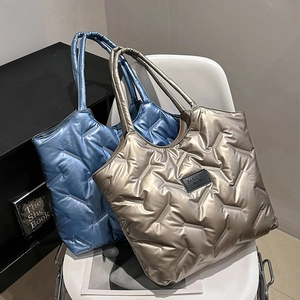 Borsa tote imbottita trapuntata con finitura metallica in argento e blu