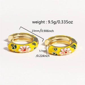 Detail von 18K vergoldeten Creolen mit gelber Emaille, Blumenmuster und Maßen im Bild