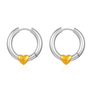 Minimalistische silberne Creolen mit goldenen Herzanhängern vor weißem Hintergrund