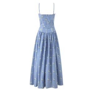 Dettaglio del retro dell'abito lungo blu a fiori con cerniera e stampa a margherite