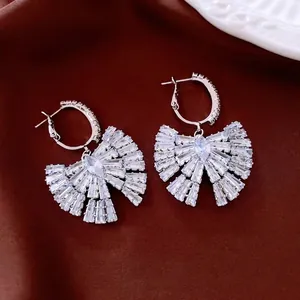 Orecchini a fiocco di lusso con cristalli di zircone e finitura color argento