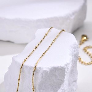 Collier minimaliste en acier inoxydable doré de 1 mm avec perles pour femme sur pierre