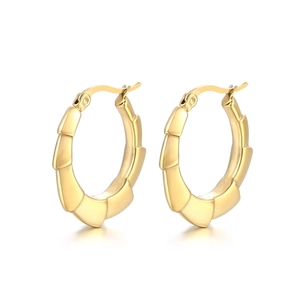 Boucles d'oreilles créoles dorées en acier titane avec motif bambou et finition polie
