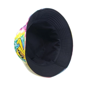 Chapeau bob tie-dye arc-en-ciel avec motif de personnage de dessin animé et doublure noire