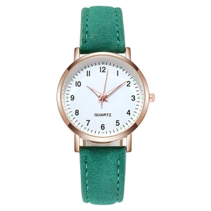 Dettaglio del cinturino in pelle smerigliata verde scuro e della cassa rotonda oro rosa