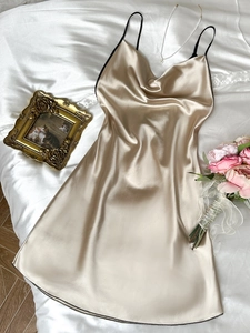 Détail de la nuisette en satin champagne avec col bénitier et fines bretelles noires