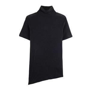 T-shirt noir ajusté pour femme à col montant avec une coupe d'ourlet asymétrique