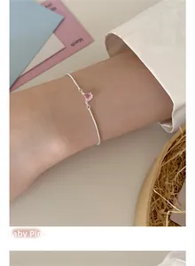 Dettaglio del bracciale in argento 925 con uno zircone rosa tagliato a forma di cuore