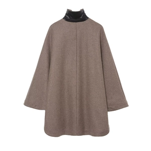 Mantella lunga di lana marrone in stile inglese con collo alto in pelle nera, vista posteriore